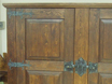 Martino Pieroni - Credenza in castagno spazzolato con cerniere in ferro forgiato a mano.